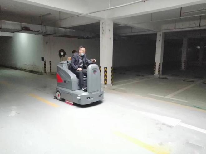 博尔塔拉小区物业保洁不用人力改用驾驶式洗地机了